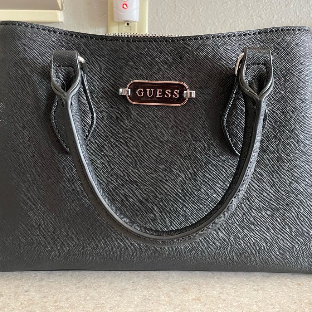 Black guess purse used maybe 1/2 a dozen times